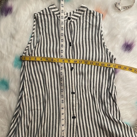 Ic By Connie K Short Sleeve Sleeveless Waterfall White & Gray Stripe Button Top - Picture 5 of 5